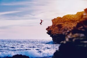 Read more about the article Tips for a Fun and Safe Cliff Jumping Experience: What to Know Before You Leap